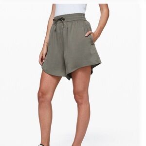 lululemon athletica high rise feeling femme short 5.5”